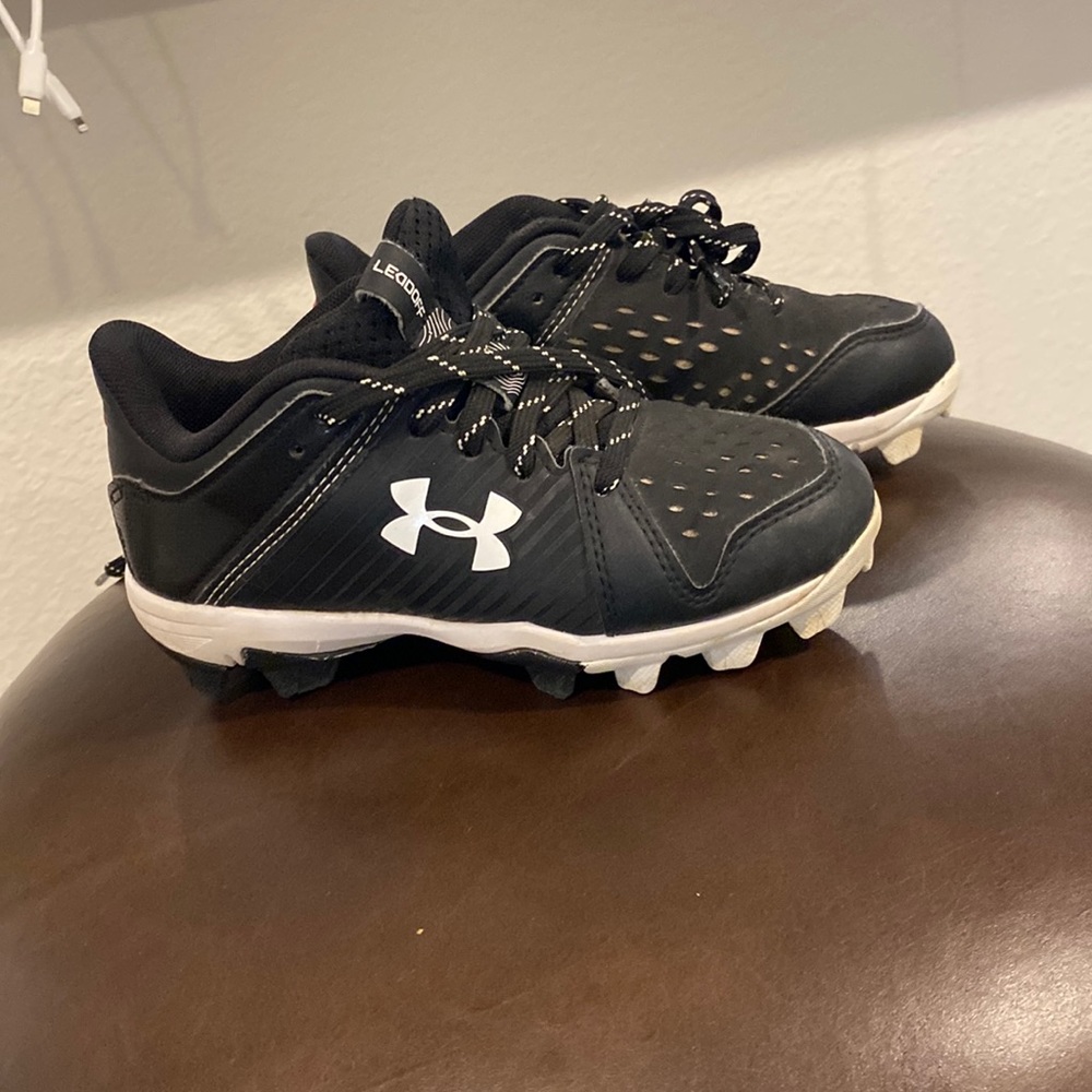 Under Armour Boys baseball cleats size 12. Worn 10 times.